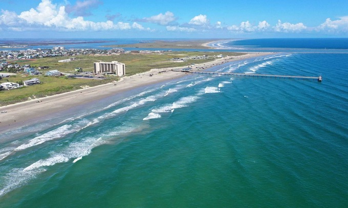 Port Aransas Cabaña | Sleeps 12 w/ Pool + Short Walk to Beach Costa Bahia Dual Retreat