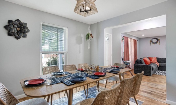 Maryland Heights Casa | Sleeps 13, 10 min to Airport