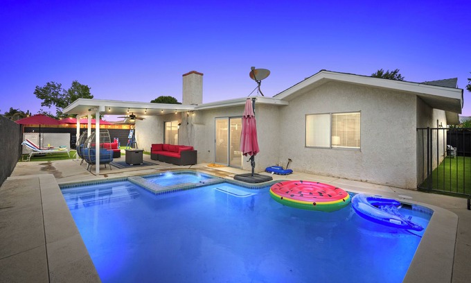 East Hemet Casa | Summer Family Fun: Pool-Hot Tub-Game Room-Gym-FirePit-BBQ