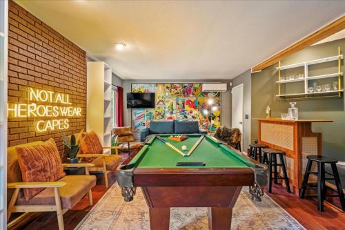 East Stroudsburg Casa | Sleeps 14 Hot Tub Paddle Boards Arcade Games