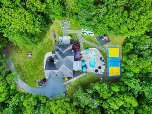 Reeders Casa | Sleeps 14 Pool Hot Tub Sauna Pickleball Arcade