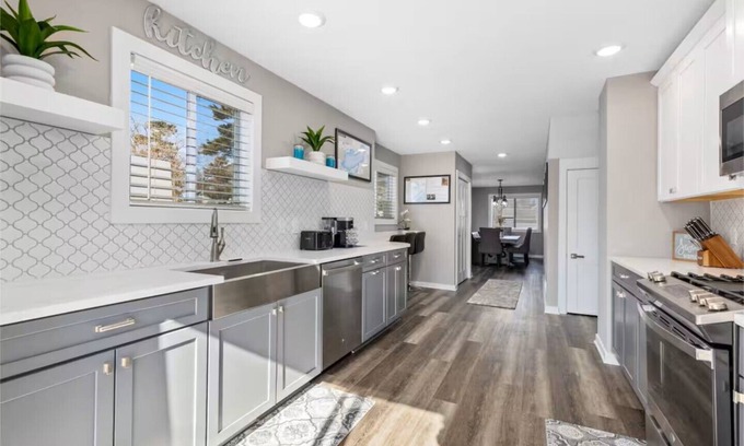 Crosby Casa | Sleeps 15! - EV Charger - 75" TV - Soaker Tub - 1 Block to Downtown Crosby!