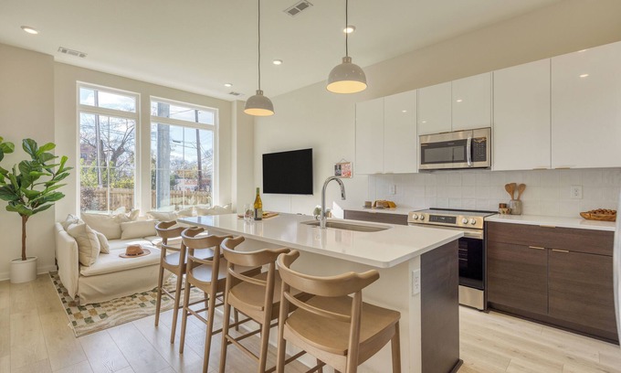 Talbot's Corner Casa | Sleeps 16 | 2 Modern Townhomes, Minutes to Broadway | Lischey & 98 Degrees