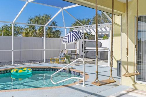 Palma Sola Casa | Sleeps 16 Heated Pool Hot Tub Fire Pit Putt Putt