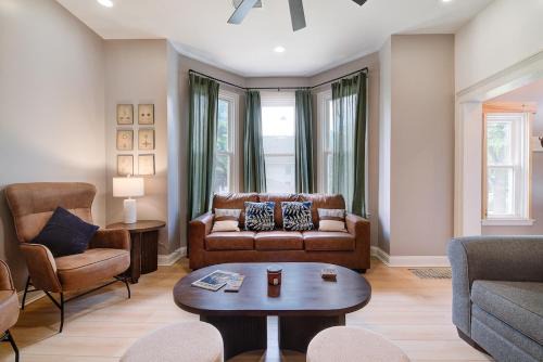 Brewers Hill Casa | Sleeps 16 Near Fiserv Hot Tub Arcade Theater