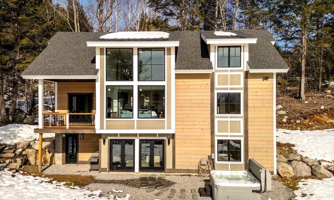 Sunday River Area Casa | SLEEPS 16! New Estate w/Amazing Views! A/C!