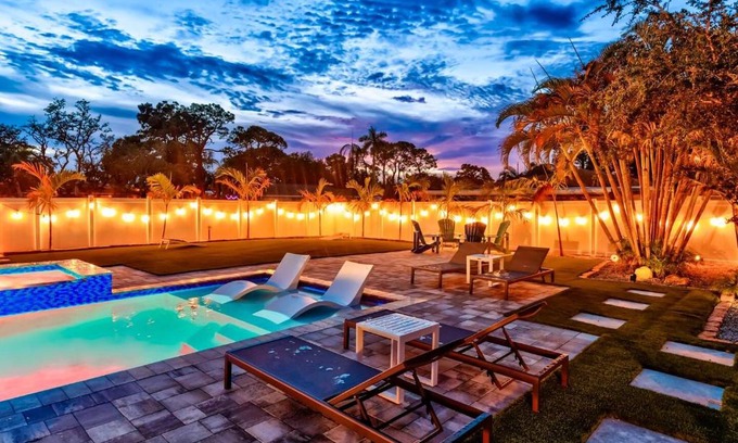 Bradenton Casa | Sleeps 16 Tropical Pool House with Spa near Beach