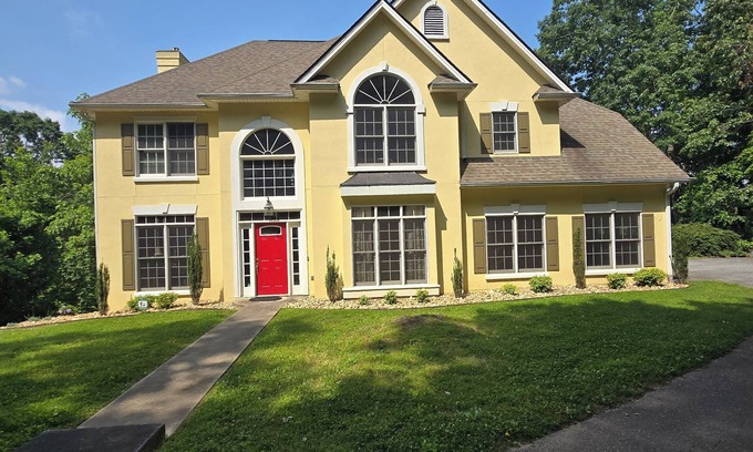 Hendersonville Casa | Sleeps 16+! VIEWS forever, Large Executive Home, Fast Wi-Fi, Hot Tub & Fire Pit