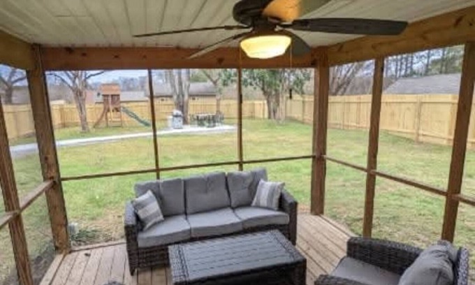 Knoxville Casa | Sleeps 17, 4 baths, two kitchens, outdoor living