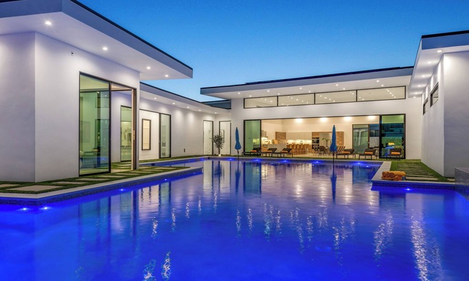 Indio Villa | Sleeps 17 | Pool, Firepit, Putting Green & Pickleball | Bravo Villa #8
