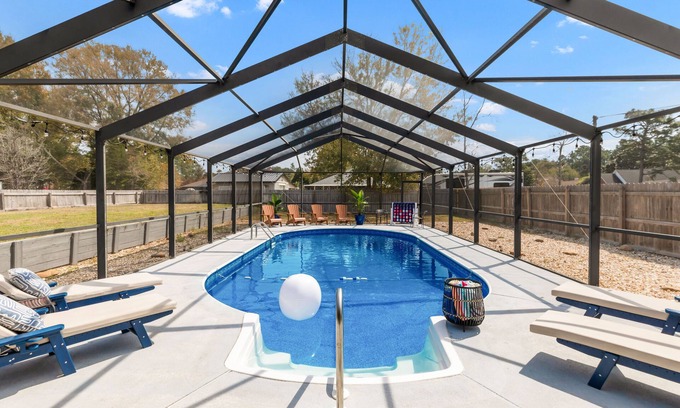 Navarre Casa | Sleeps 16, Heated Pool, Game Room, 10 mins to Beach