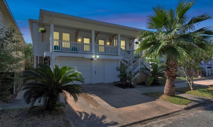San Jacinto Casa | Sleeps 19! 3 Kitchens, LR's, 4 BR 4.5 BTH - Beauty