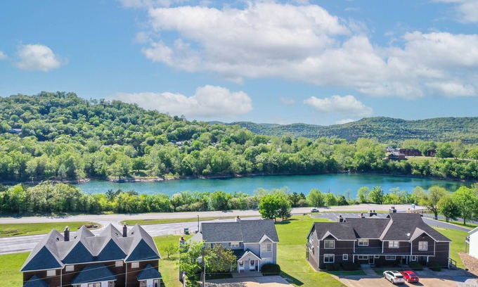Holiday Island Condominio | Sleeps 19 & location can’t be beat! Walk to water & marina.Summer booking fast!