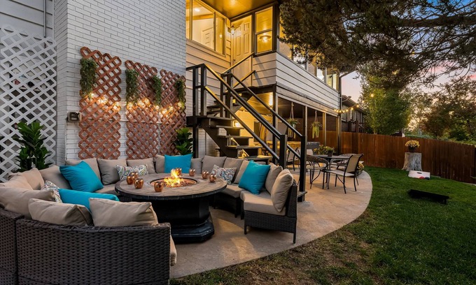 Scenic Heights Casa | Sleeps 20, Hot Tub, 20mins to Denver/Red Rocks, 1.5hrs to skiing/mountains