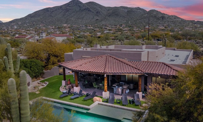 Cave Creek Casa | Sleeps 20, Patio Teppanyaki Grill, 2 Spas, Pool+