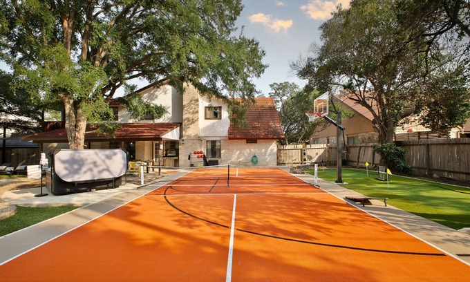 North San Antonio - SAT Casa | Sleeps 20~Sport Court~Heated Pool~Hot Tub~Putt Putt~Games