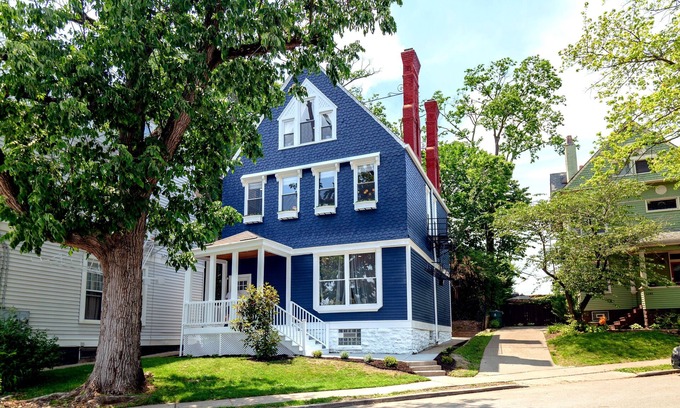 Walnut Hills Casa | (Sleeps 22) Renovated House 5 Minutes to Downtown