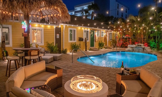 Madeira Beach Apartamento | Sleeps 24! Steps to the Beach! Heated Pool Entire Resort