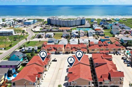 Port Aransas Casa | Sleeps 29 3 Homes Beachside Resort Pool Walk to the Beach