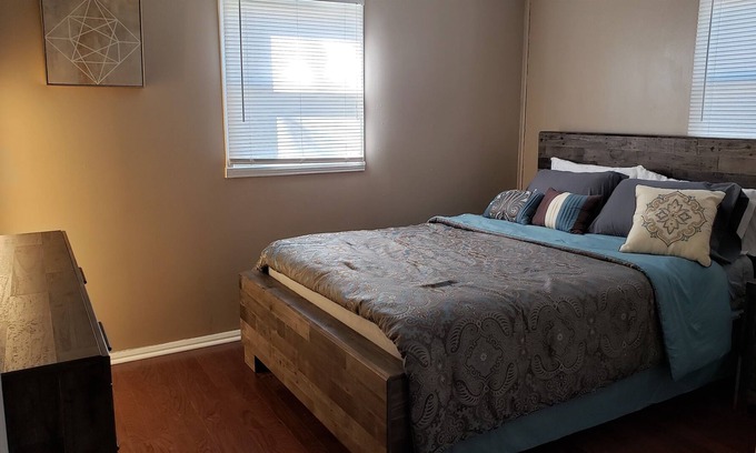 Kokomo Casa | Sleeps 3 pet friendly fenced yard garage