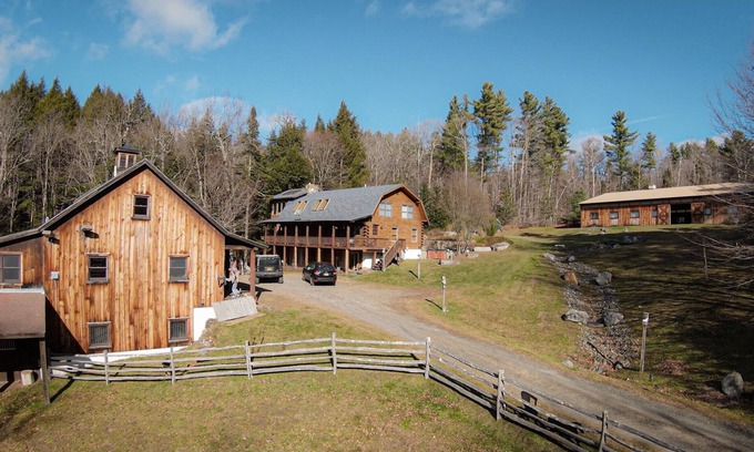 Wardsboro Casa | Sleeps 30!! 2 Cabins, 10 Bedrooms, 3 Kitchens, Hot Tub, Fireplaces, Game Rooms