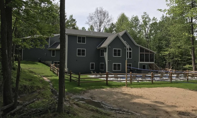 Saugatuck Casa | Duerme 38! nueva casa en 17 acres con estanque, piscina, cancha de voleibol, senderos