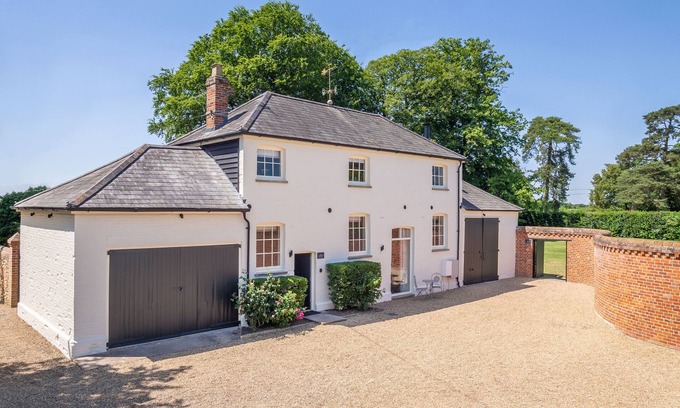 Bury St Edmunds Cabaña | Sleeps 4 guests in 1 Double and 1 Twin bedroom