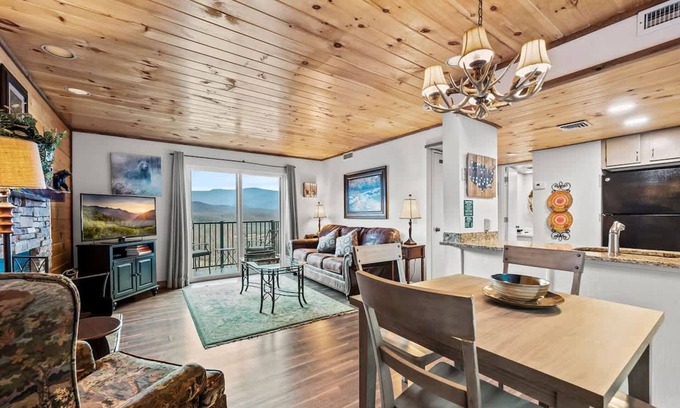 Gatlinburg - Pigeon Forge Apartamento | Sleeps 4 Heated Pool Hot Tub Mountain View
