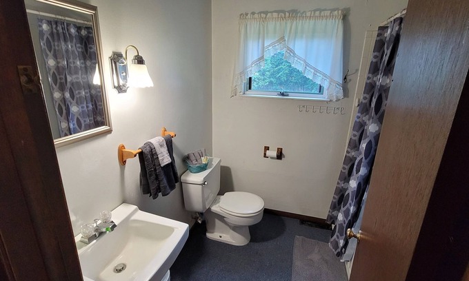 Corry Apartamento | Sleeps 4 with private backyard near ski resort