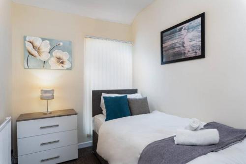 Cwmbrwla Apartamento | Sleeps 5, Smart TV's in bedrooms