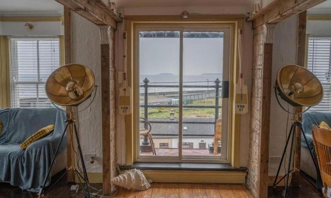Youghal Apartamento | Sleeps 6 - 100mFromBeach - Ocean View Balcony