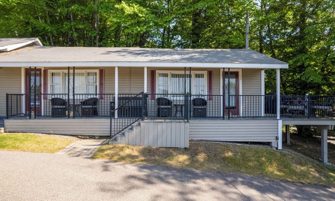 Laconia Condominio | Sleeps 6, 2 Bath, Large Private Deck, Beach & Pool