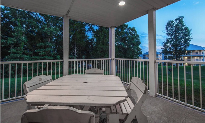 Branson Complejo | Sleeps 6! 2 sep. spaces: KING beds, FULL baths, & kitchens for more privacy!