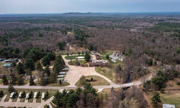 Neillsville Cabina | A short walk outside your cabin you can enjoy a great meal and at the Riviera Pub and Grill