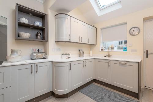 Wadsworth Casa | Sleeps 6 4 bedrooms 2 minute walk to the Square Hosted Happy Valley Cast