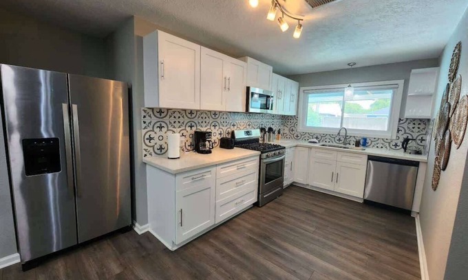 Houston Casa | Sleeps 6 Houston's Stylish Poolside Retreat / Private Pool / 3BR