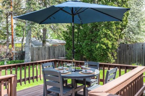 Green Bay Casa | Sleeps 6 Walk to Lambeau Resch Dog-Friendly