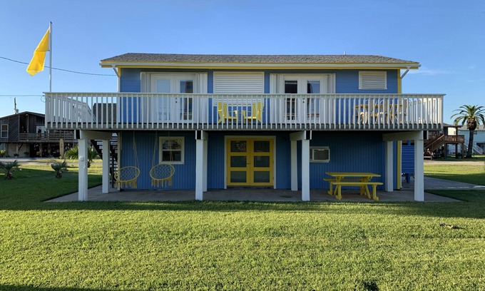 Jamaica Beach Cabaña | Sleeps 7, 10 Min Walk to Beach, Cozy Family Home