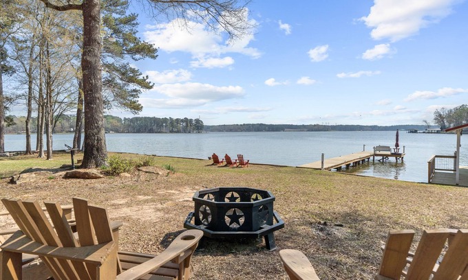 Milledgeville Casa | Sleeps 7, Firepit, 2 Kayaks, BIG Water + More!