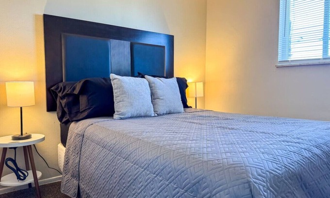 Mount Oliver Apartamento | Sleeps 8! 2 Full Apartments w/ 3 Beds and Parking