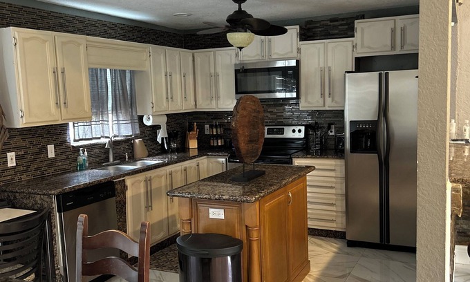 Riviera Beach Casa | Sleeps 8! Close to beaches and Margaritaville at Sea