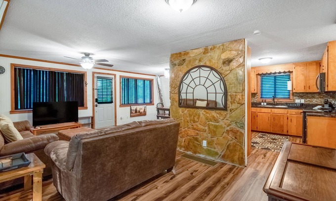 Mineral Bluff Cabina | Sleeps 8! Fire Pit, Games, 15 Mins from Downtown Blue Ridge