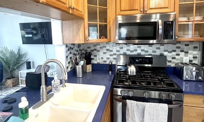 Historic Uptown Cabaña | Sleeps 8, King Bed, 2 Full Beds, 2 50' HDTVs, 5min walk downtown , 10min beach