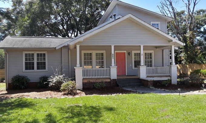Wade Hampton Casa | Sleeps 8, minutes to downtown Greenville