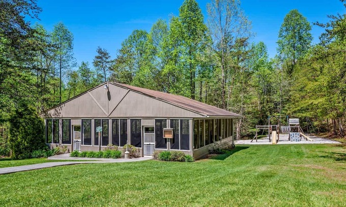 Gatlinburg - Pigeon Forge Apartamento | Sleeps 8 Pool Playground Mountain Views Hot Tub