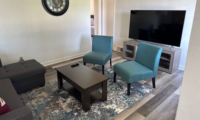 Boardman Casa | Sleeps 8, YSU, Fairgrounds, Wi-Fi, EV1 charging, Remote worker, Crib, Pets