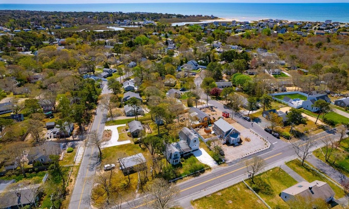 West Dennis Casa | Sleeps 9 Beach House in West Dennis .5 Miles To Nantucket Sound Beaches Dogs Wel