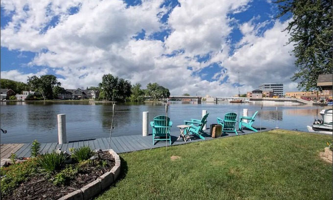 Menasha Casa | Sleeps 9, Riverview Get-A-Way with Hot Tub! 537 Broad Street Riverview Retreat