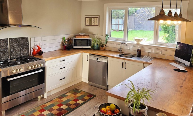 Featherston Villa | Sleeps six, perfect location for those using Tarureka Wedding Venue.
