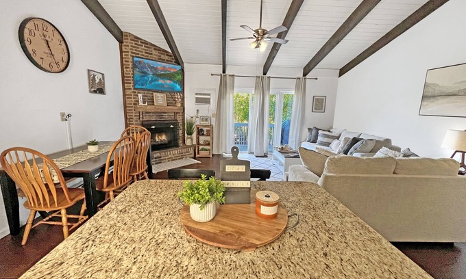 Lake Harmony Casa | sleeps up to 8 people. 5 mins from ski resort, sauna&fireplace!